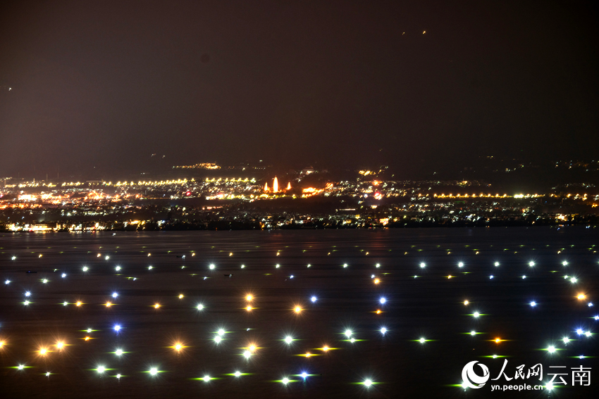 Indahnya Danau Erhai di Malam Hari-Image-1