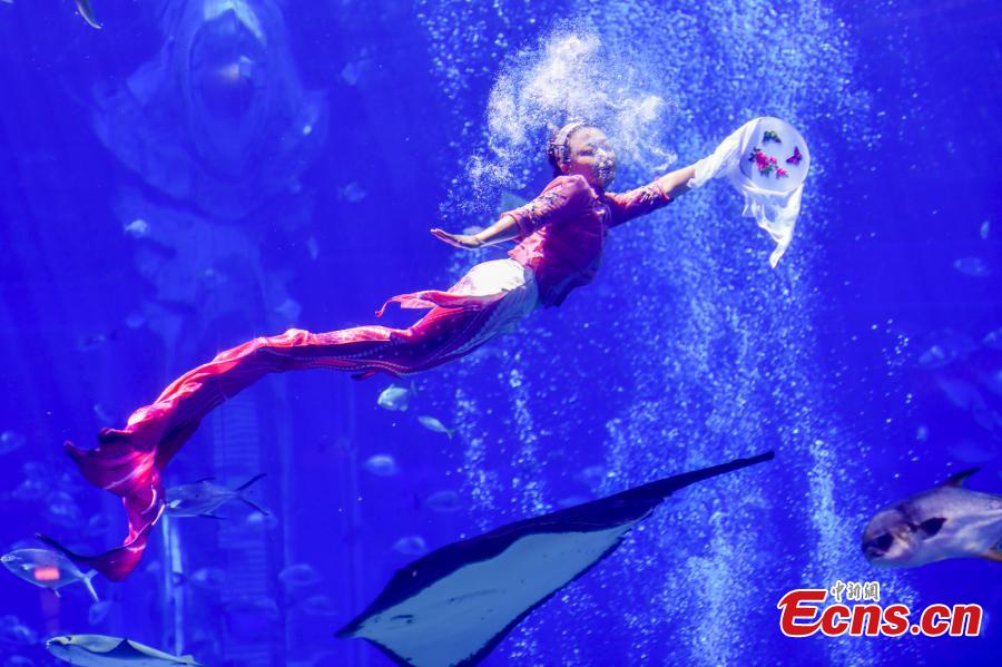 POTRET Indahnya Kontes Putri Duyung di Sanya-Image-1