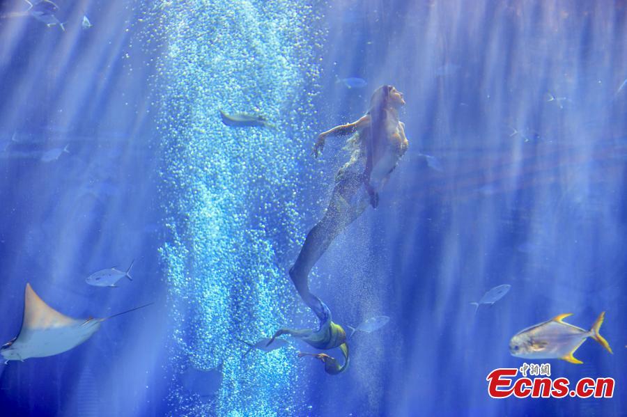 POTRET Indahnya Kontes Putri Duyung di Sanya-Image-6