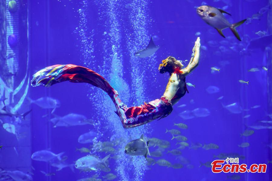 POTRET Indahnya Kontes Putri Duyung di Sanya-Image-2