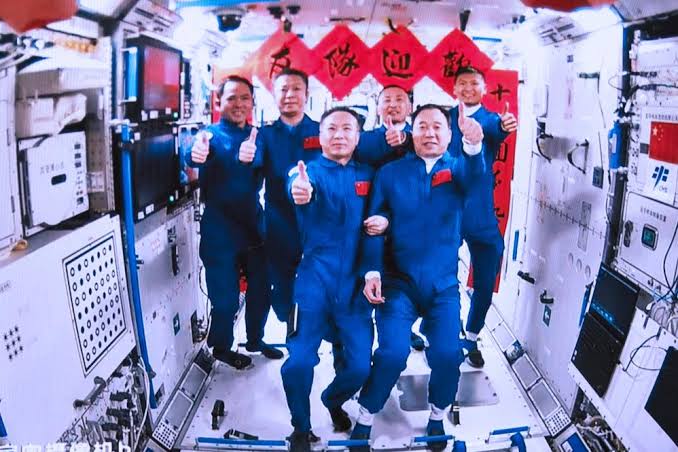 Kuliah dari Taikonaut Shenzhou-16 Disiarkan Langsung-Image-1