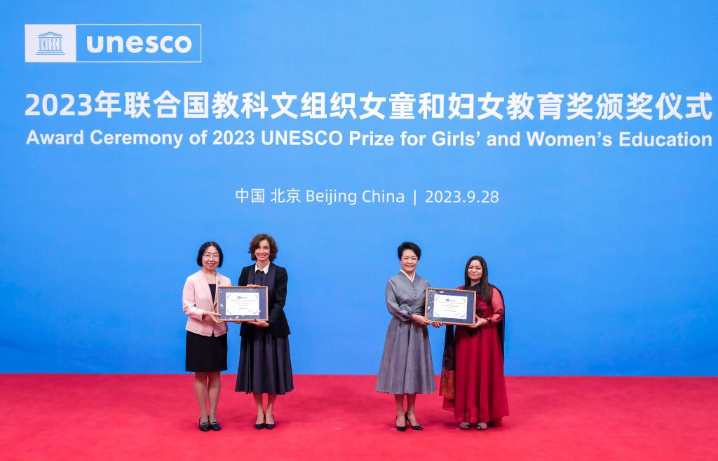 Peng Liyuan Hadiri Upacara Penghargaan UNESCO-Image-1