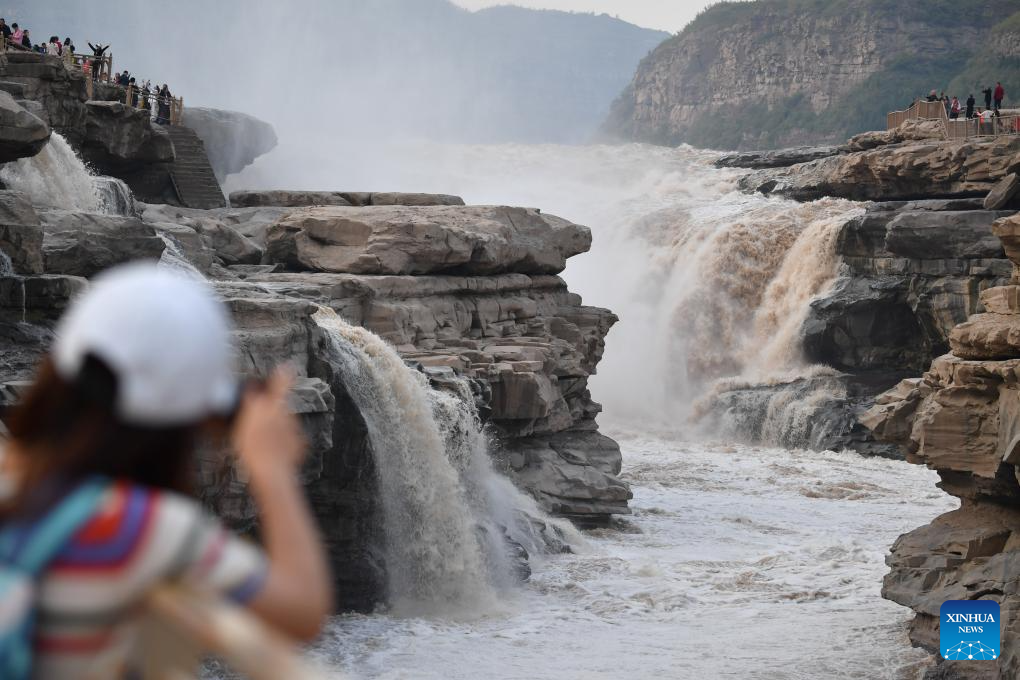 Potret Air Terjun Hukou Sungai Kuning di Musim Gugur-Image-1