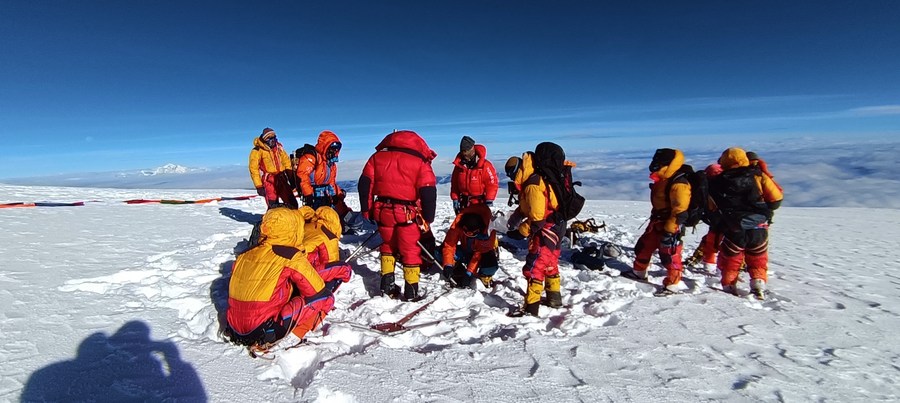 Tim ilmuwan China pasang stasiun pengamatan meteorologi di Gunung Cho Oyu-Image-1