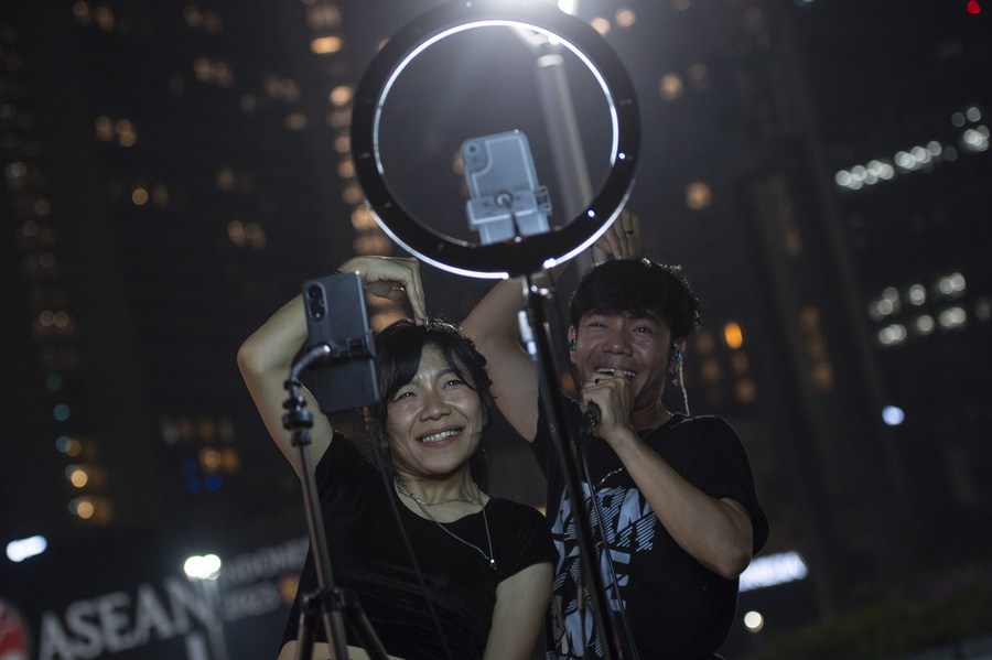 Duo penyanyi TikTok hidupkan suasana malam di jalanan Jakarta-Image-2