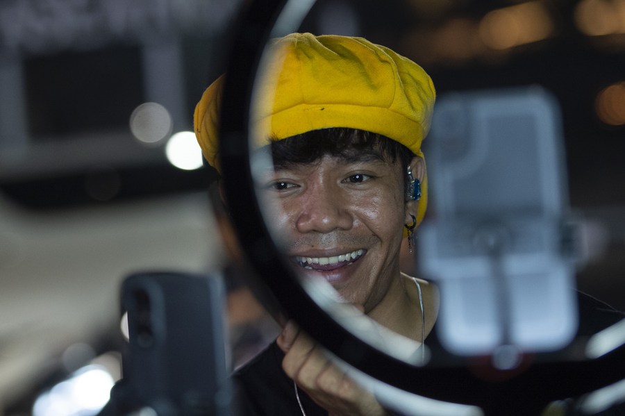 Duo penyanyi TikTok hidupkan suasana malam di jalanan Jakarta-Image-3