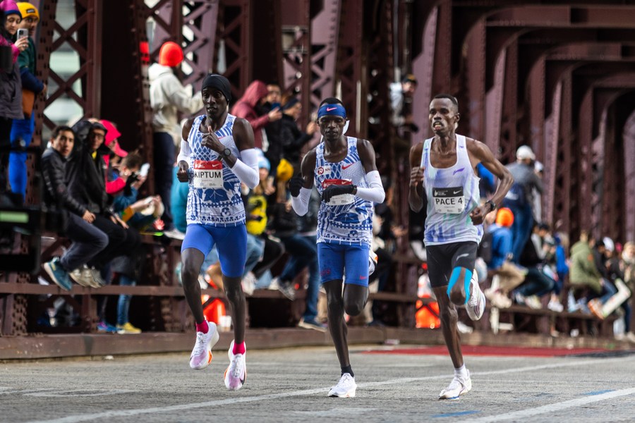 Pelari asal Kenya pecahkan rekor dunia maraton di ajang Chicago Marathon-Image-1