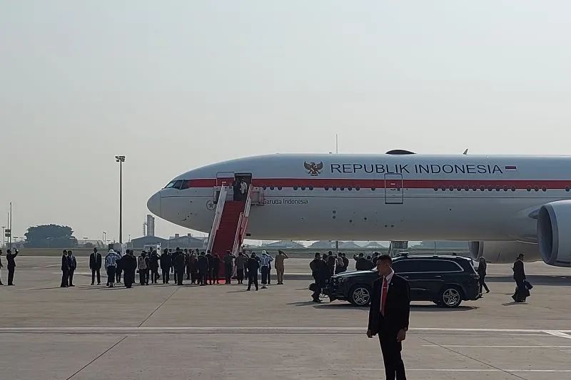 Presiden RI Jokowi dan Rombongan Tiba di Beijing-Image-1