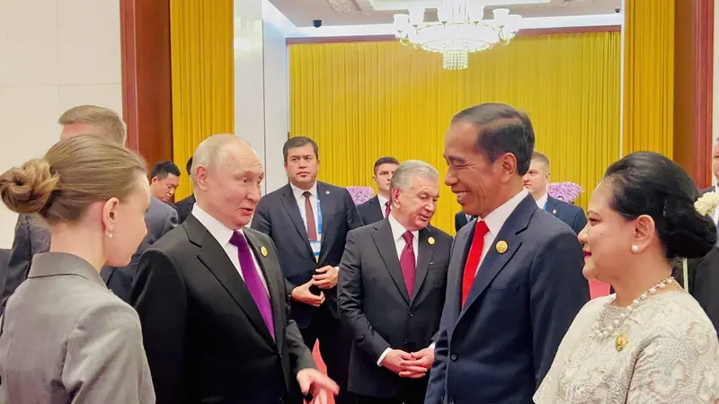 Jokowi Dialog Santai dengan Vladimir Putin di Beijing-Image-1