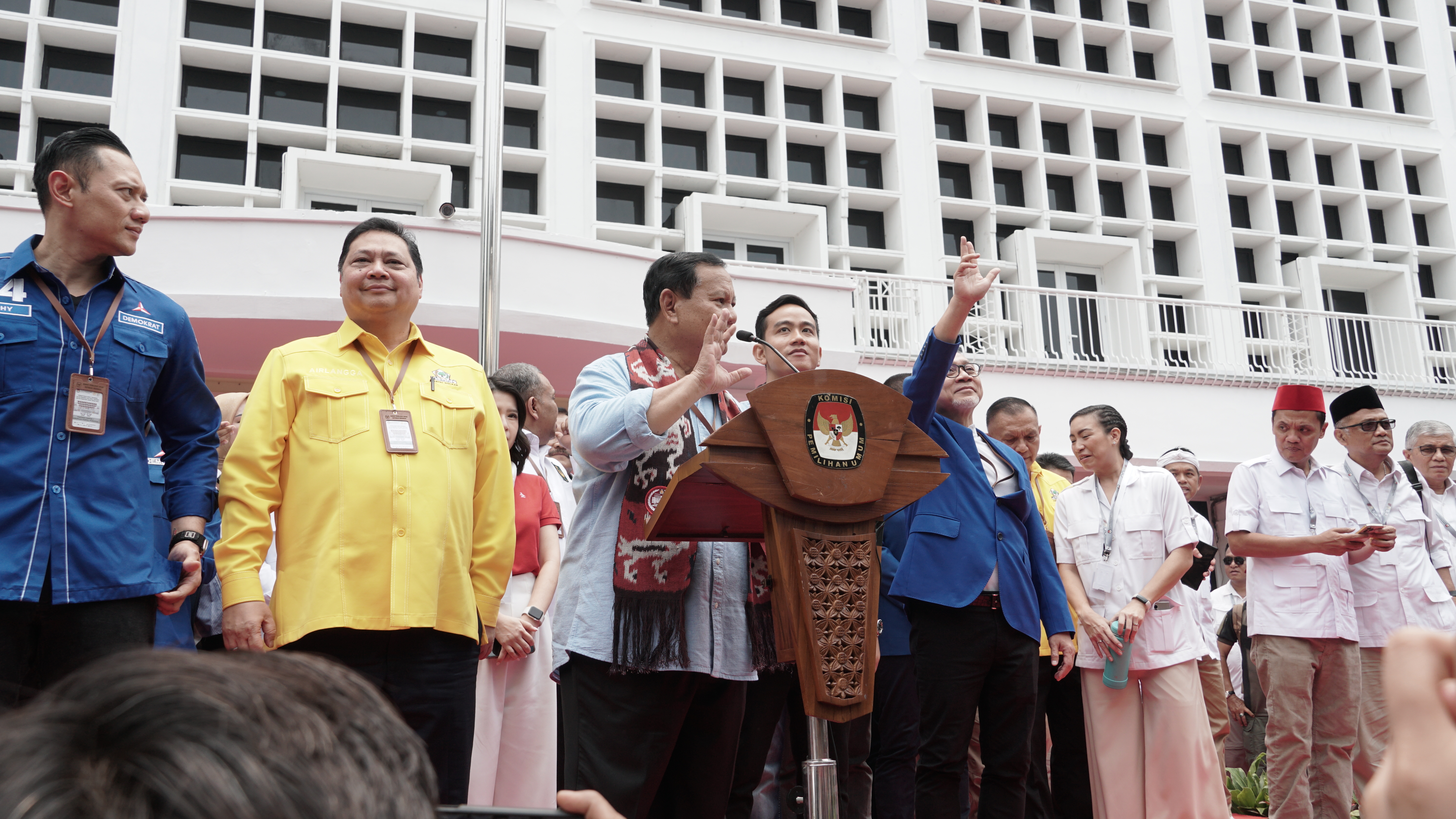 Pasangan Capres-Cawapres Prabowo-Gibran Tiba di KPU-Image-2 Pasangan Capres-Cawapres Prabowo-Gibran Tiba di KPU-Image-2