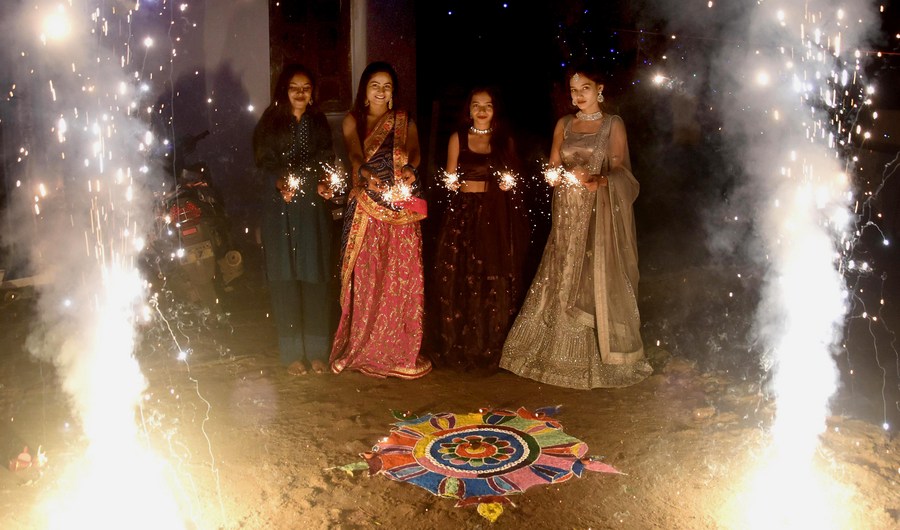 Mengintip semangat dan kegembiraan umat Hindu di India saat perayaan Diwali-Image-2 Mengintip semangat dan kegembiraan umat Hindu di India saat perayaan Diwali-Image-2