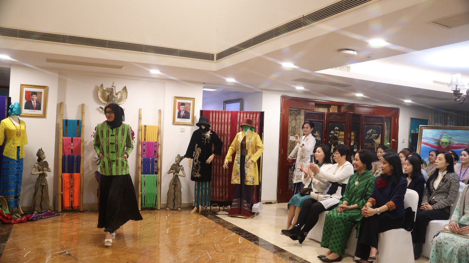 KBRI Beijing Pamerkan Tenun Tanimbar di ASEAN Ladies Circle-Image-3