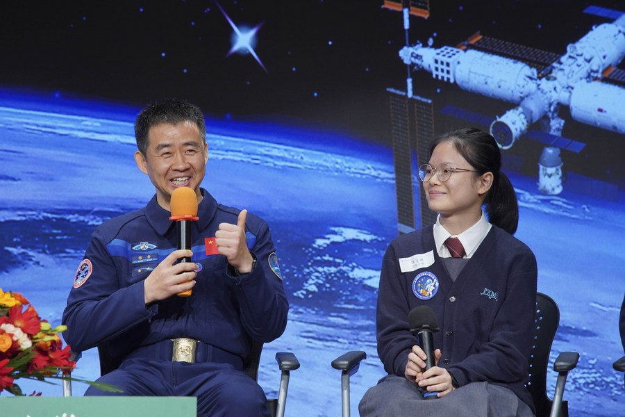 Taikonaut Chen Dong Inspirasi Anak Muda Hong Kong-Image-1