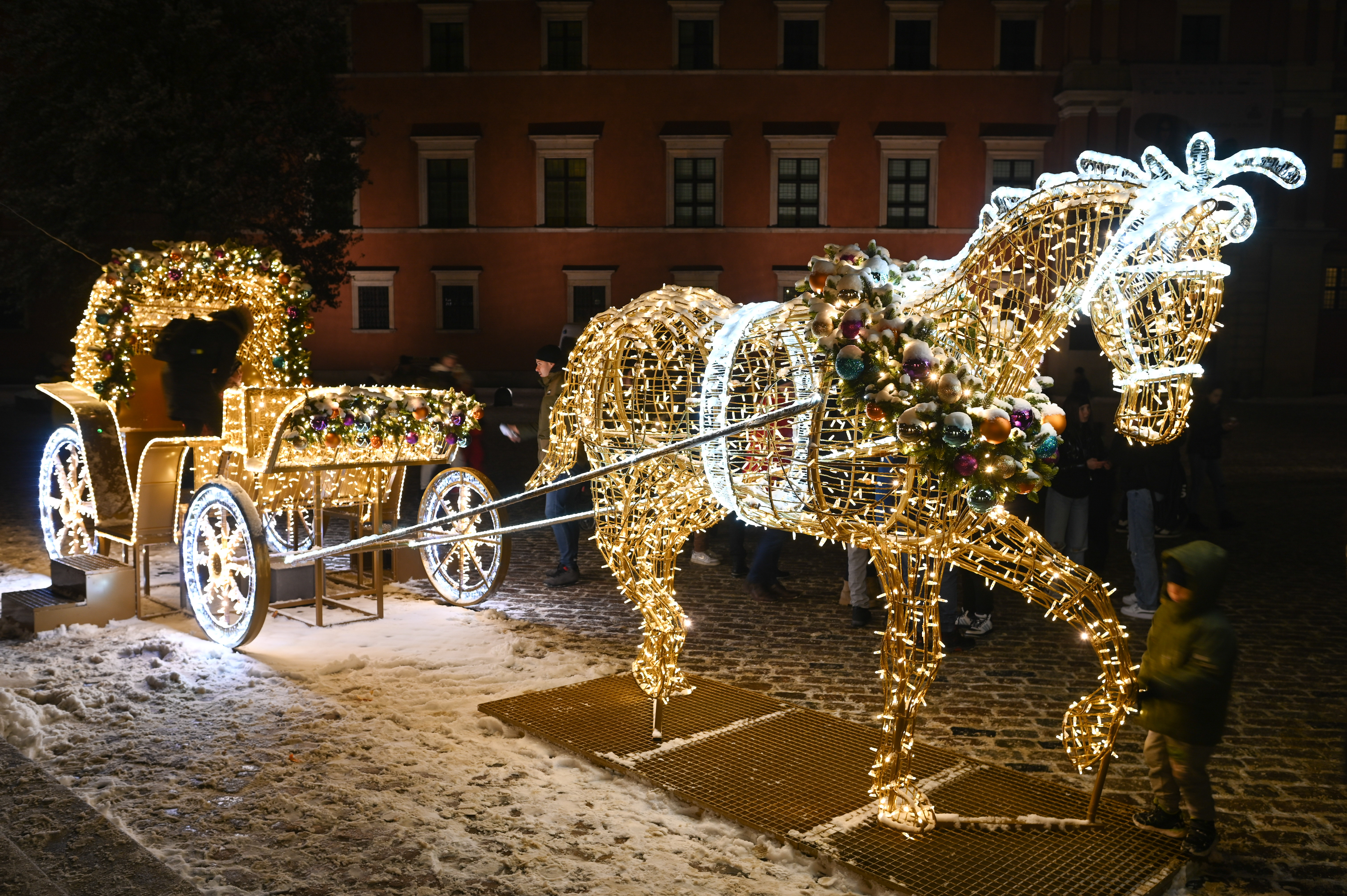 POLANDIA-WARSAWA-INSTALASI CAHAYA-1-Image-1