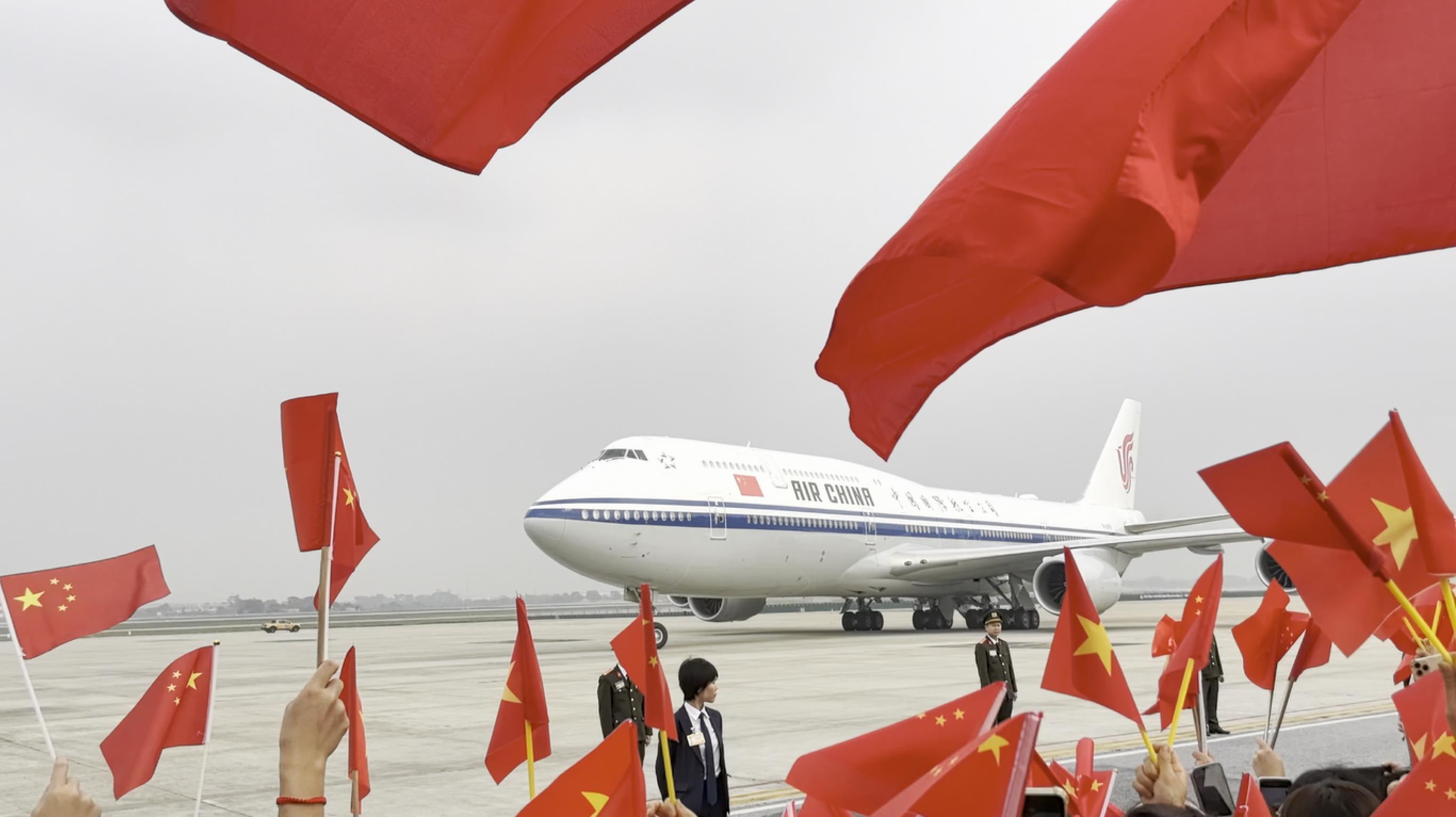 Presiden China Xi Jinping mendapat sambutan hangat saat tiba di Vietnam-Image-1