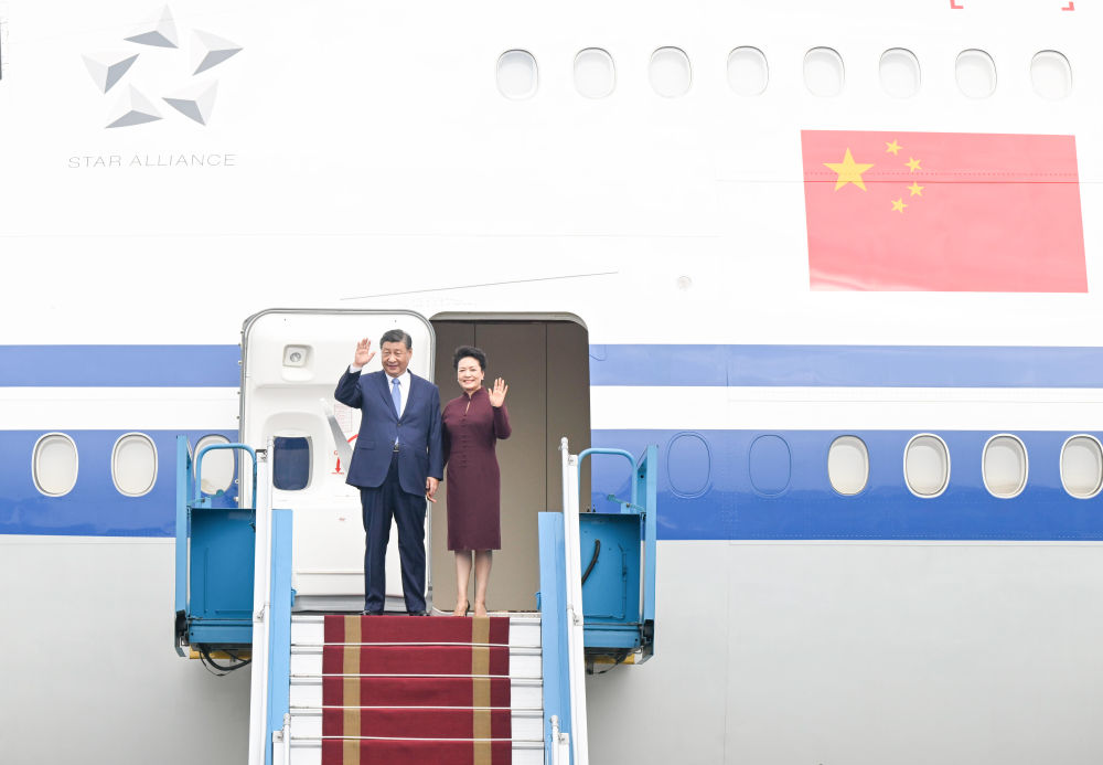 Presiden China Xi Jinping mendapat sambutan hangat saat tiba di Vietnam-Image-2