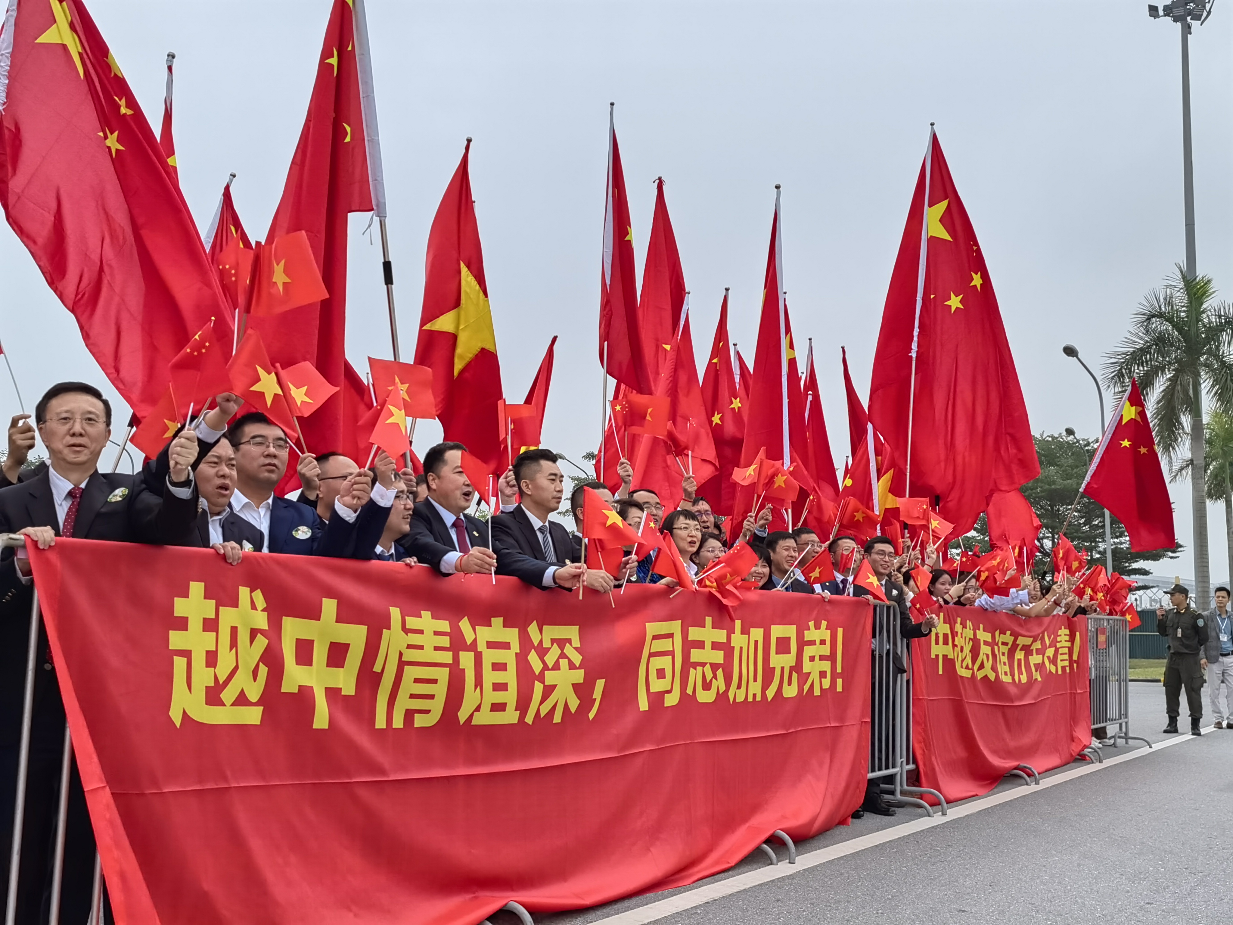 Presiden China Xi Jinping mendapat sambutan hangat saat tiba di Vietnam-Image-4