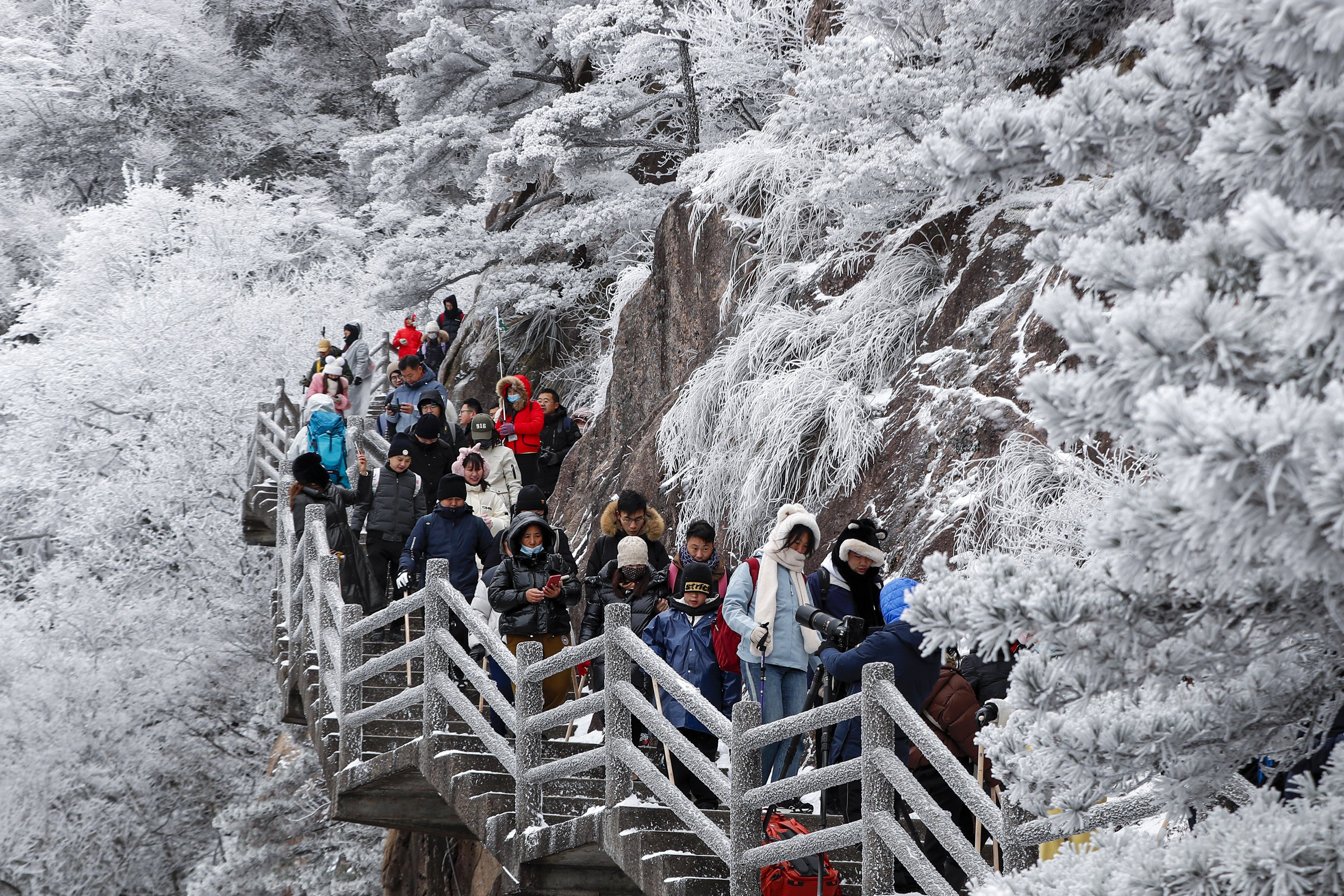 CHINA-ANHUI-GUNUNG HUANGSHAN-SALJU-3-Image-1