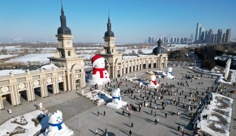 POTRET Manusia Salju Raksasa Ikon Harbin-Image-1