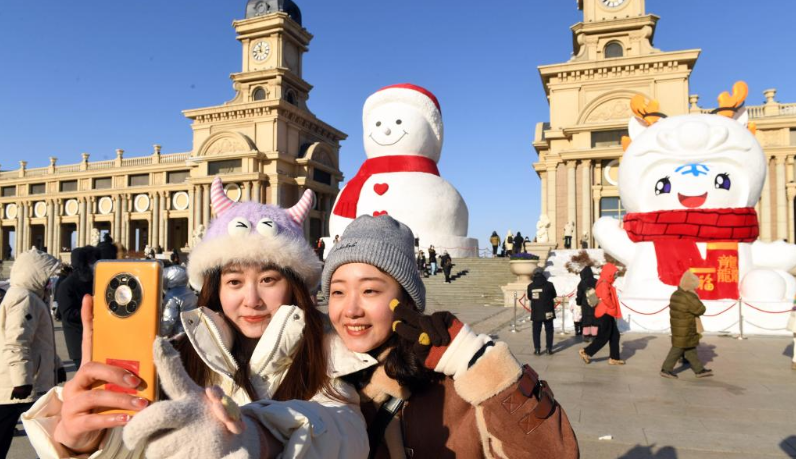 POTRET Manusia Salju Raksasa Ikon Harbin-Image-2