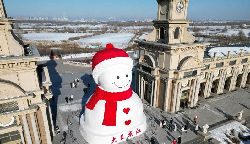 POTRET Manusia Salju Raksasa Ikon Harbin-Image-3