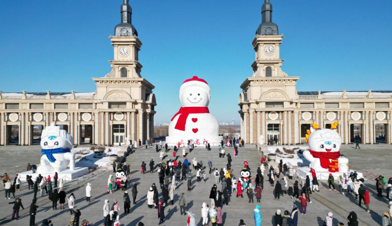 POTRET Manusia Salju Raksasa Ikon Harbin-Image-4