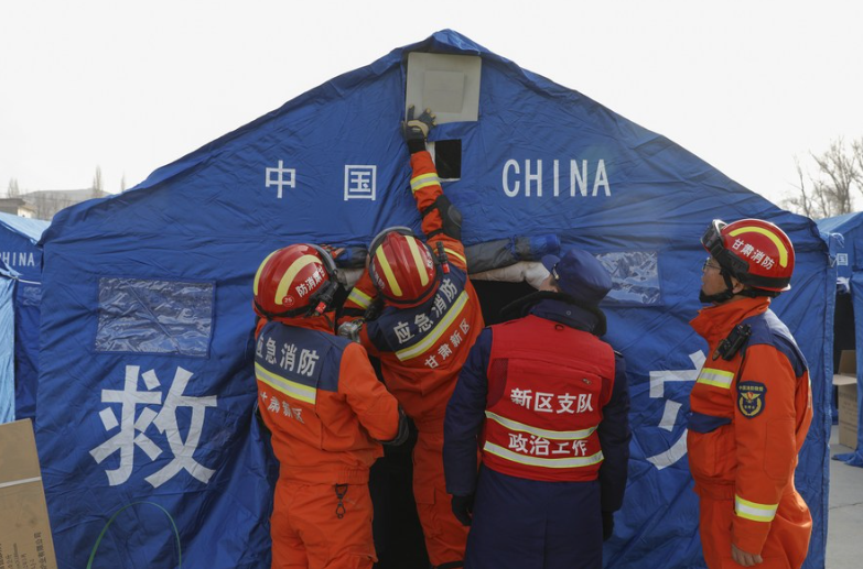 Tim Penyelamat Korban Gempa di China Berjuang di Suhu Minus 10' C-Image-2