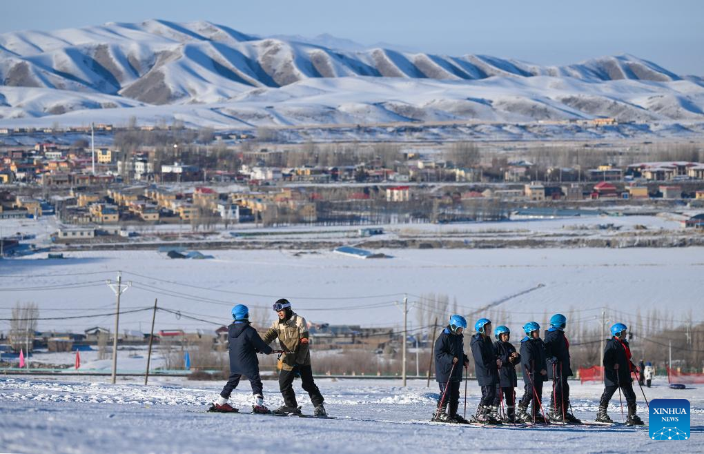 Sekolah di Kota Urumqi Beri Pelajaran Ski-Image-1