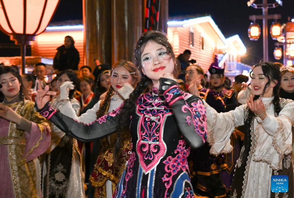 Destinasi Wisata di Xinjiang Ini Cocok untuk Jalan-jalan Malam-Image-2