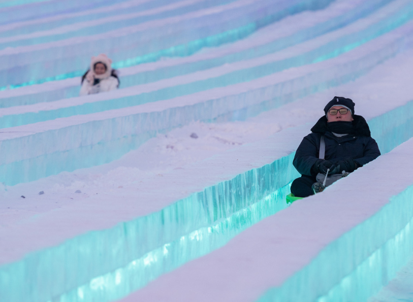 POTRET Wisatawan Seluncuran Es di Harbin Ice-Snow World-Image-1