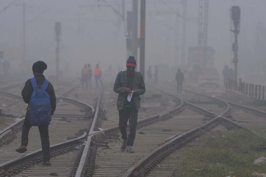 Album Asia: Kabut tebal masih selimuti India barat laut seiring gelombang dingin semakin intens-Image-3