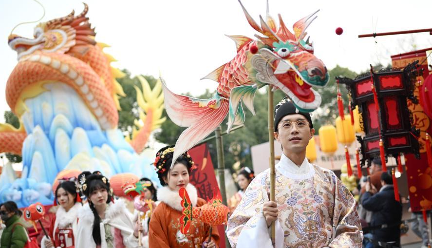 Parade Kostum Tradisional Rayakan Festival Musim Semi di Nanjing-Image-1