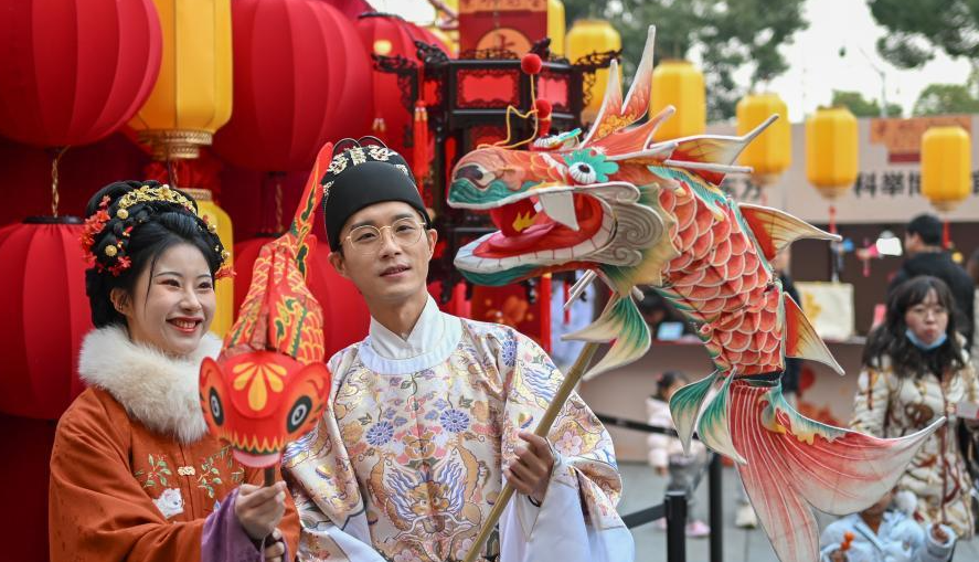 Parade Kostum Tradisional Rayakan Festival Musim Semi di Nanjing-Image-2