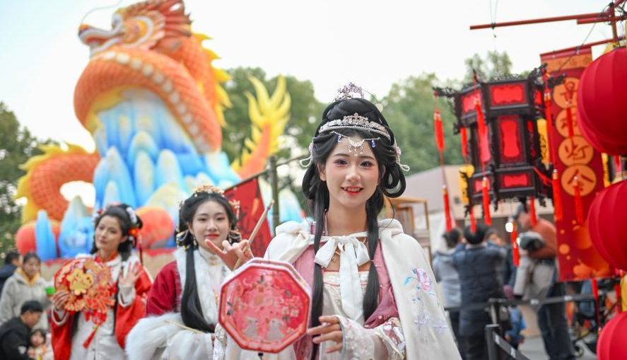 Parade Kostum Tradisional Rayakan Festival Musim Semi di Nanjing-Image-3