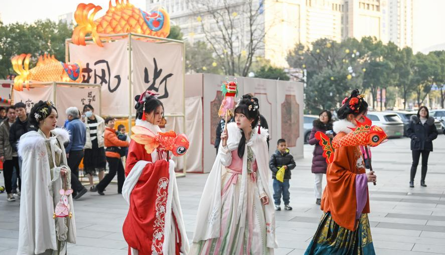 Parade Kostum Tradisional Rayakan Festival Musim Semi di Nanjing-Image-5