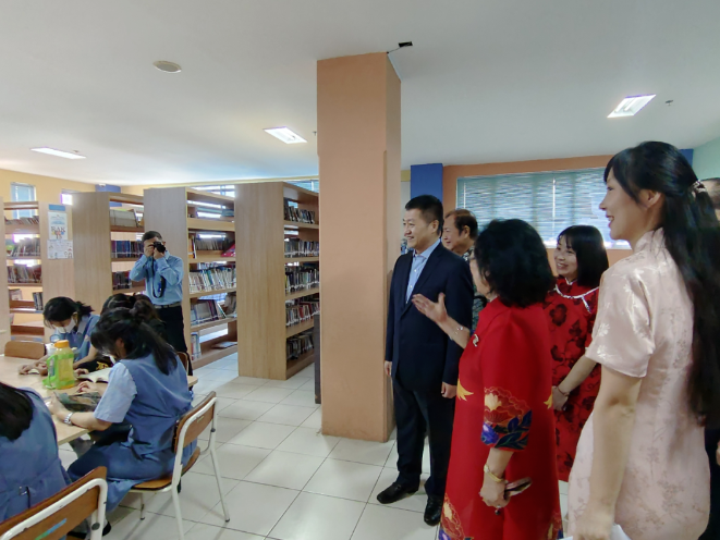 Dubes Lu Kang Kunjungi Sekolah 3 Bahasa Bazhong di Indonesia-Image-1