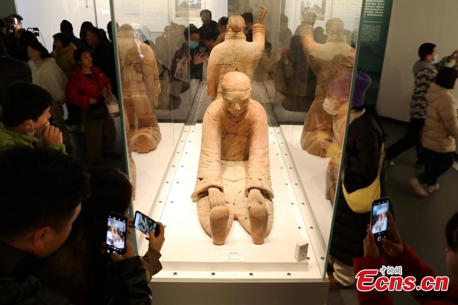 Patung Terakota Dipajang di Mausoleum Qingshihuang di Xi'an-Image-1