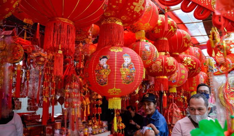 Dekorasi Festival Musim Semi Terlihat di Chinatown Indonesia-Image-3