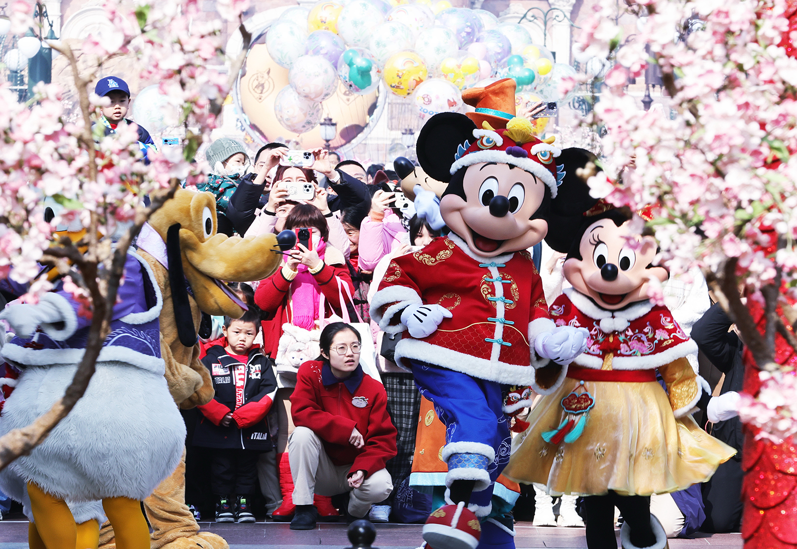 Karakter Disney Rayakan Tahun Baru Imlek di Shanghai-Image-5