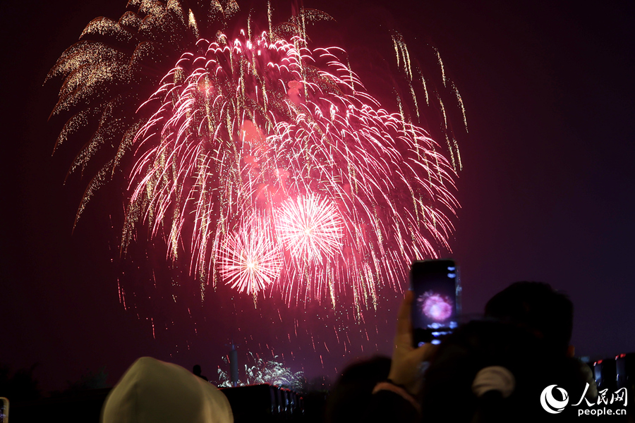 Pertunjukan kembang Api Lintas Selat Dipentaskan-Image-1 Pertunjukan kembang Api Lintas Selat Dipentaskan-Image-1