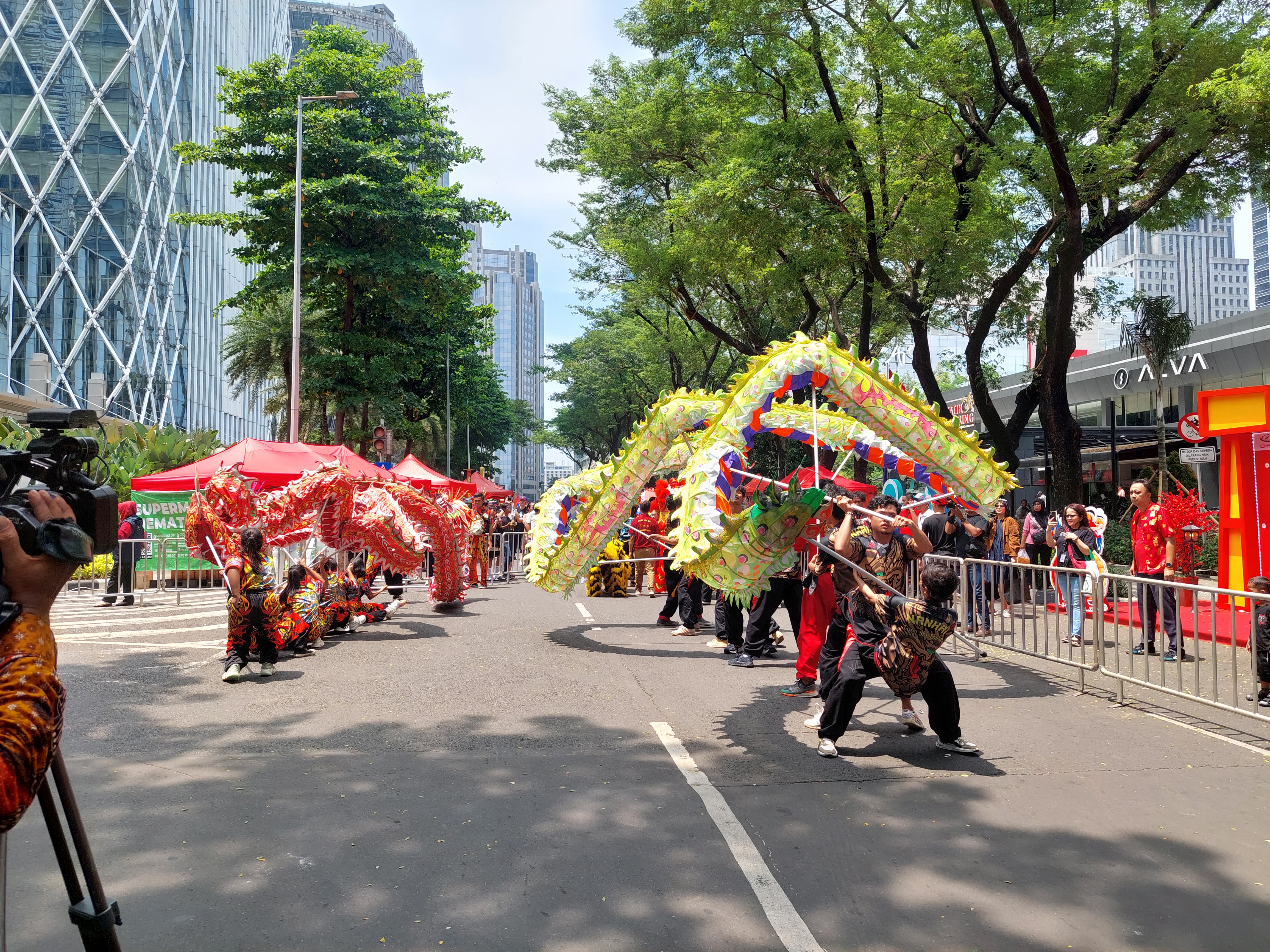 Warga rayakan Cap Go Meh di tengah gedung-gedung pencakar langit Jakarta-Image-2