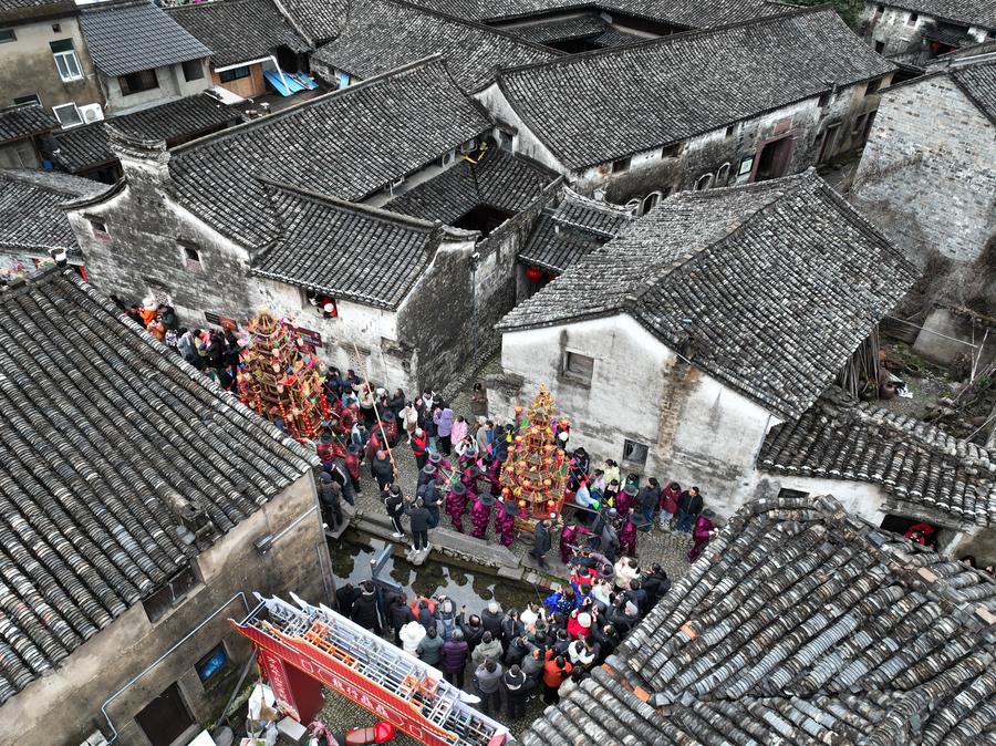 Parade Festival Lentera di Kota Zhejiang-Image-5