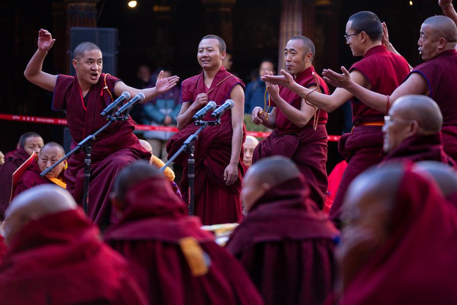 12 biksu terima gelar setara doktor dalam Buddhisme Tibet-Image-2