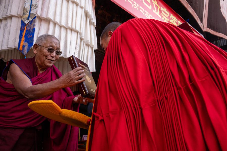 12 biksu terima gelar setara doktor dalam Buddhisme Tibet-Image-4