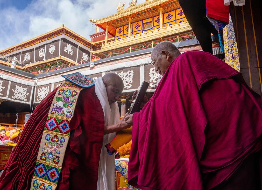 12 biksu terima gelar setara doktor dalam Buddhisme Tibet-Image-5