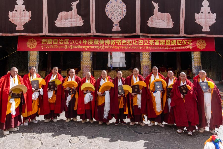 12 biksu terima gelar setara doktor dalam Buddhisme Tibet-Image-7