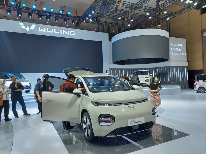 Wuling sukses bukukan ratusan pemesanan mobil listrik di IIMS 2024-Image-1