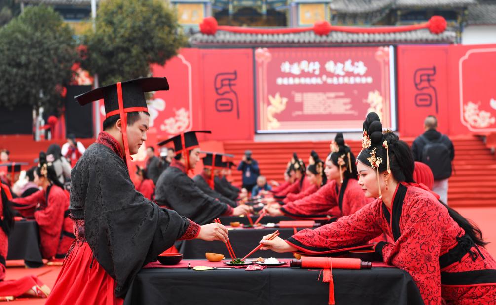 Pernikahan Kelompok Tradisional China untuk 28 Pasangan Baru-Image-4