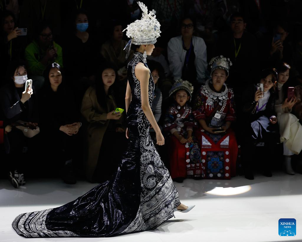 Pekan Mode China Fashion Week 2024 Dimulai-Image-2