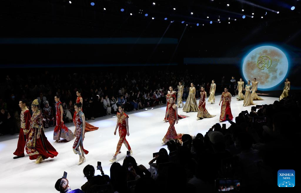 Pekan Mode China Fashion Week 2024 Dimulai-Image-1